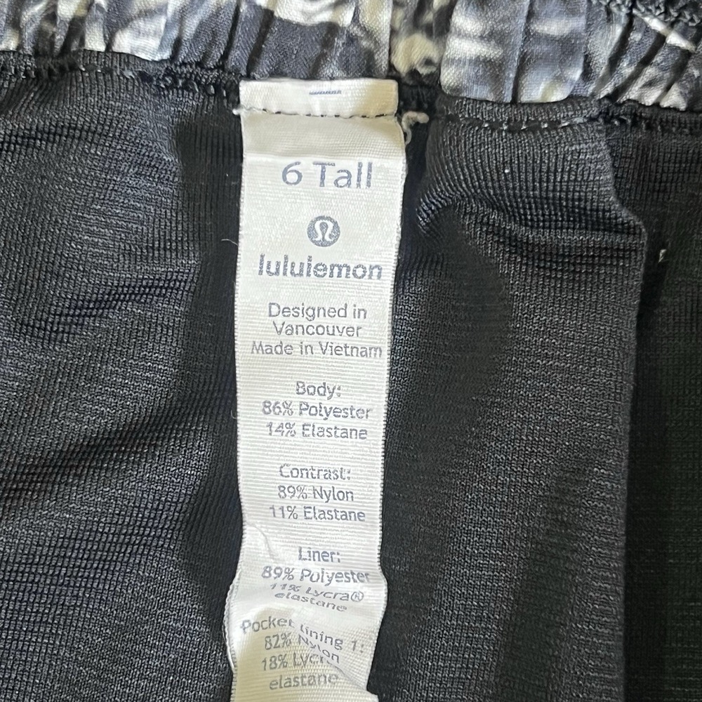 Lululemon Hotty Hot Shorts Tall Women 6 Black White Marble Excellent 4" Inseam - Picture 4 of 6
